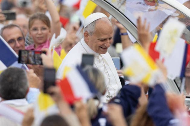 Pope Leo XIV Mass at Place de la Concorde - Paris RL Pope Leo XIV waves to the crowd from the Papamobile (popemobile) as he rides down the Champs-Elysees Avenue to arrive to celebrate a solemn outdoor mass at Place de la Concorde, central Paris, on September 26, 2026 on the second day of his visit to France. Pope Leo XIV celebrates an open-air mass for hundreds of thousands of believers on the Champs Elysees in Paris, after saying it was possible to live together in dignity and peace . Photo by Raphael Lafargue ABACAPRESS.COM Paris France  Copyright: xLafarguexRaphael ABACAx