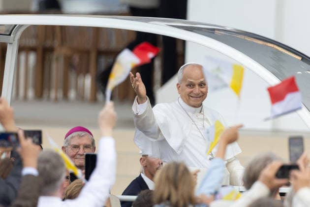 Pope Leo XIV Mass at Place de la Concorde - Paris RL Pope Leo XIV waves to the crowd from the Papamobile (popemobile) as he rides down the Champs-Elysees Avenue to arrive to celebrate a solemn outdoor mass at Place de la Concorde, central Paris, on September 26, 2026 on the second day of his visit to France. Pope Leo XIV celebrates an open-air mass for hundreds of thousands of believers on the Champs Elysees in Paris, after saying it was possible to live together in dignity and peace . Photo by Raphael Lafargue ABACAPRESS.COM Paris France  Copyright: xLafarguexRaphael ABACAx