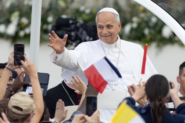 Pope Leo XIV Mass at Place de la Concorde - Paris RL Pope Leo XIV waves to the crowd from the Papamobile (popemobile) as he rides down the Champs-Elysees Avenue to arrive to celebrate a solemn outdoor mass at Place de la Concorde, central Paris, on September 26, 2026 on the second day of his visit to France. Pope Leo XIV celebrates an open-air mass for hundreds of thousands of believers on the Champs Elysees in Paris, after saying it was possible to live together in dignity and peace . Photo by Raphael Lafargue ABACAPRESS.COM Paris France  Copyright: xLafarguexRaphael ABACAx