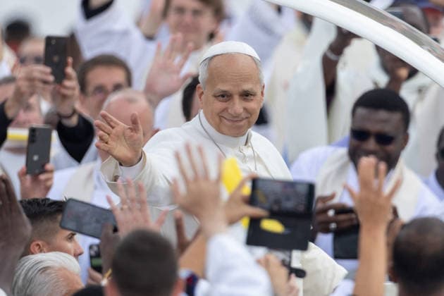 Pope Leo XIV Mass at Place de la Concorde - Paris RL Pope Leo XIV waves to the crowd from the Papamobile (popemobile) as he rides down the Champs-Elysees Avenue to arrive to celebrate a solemn outdoor mass at Place de la Concorde, central Paris, on September 26, 2026 on the second day of his visit to France. Pope Leo XIV celebrates an open-air mass for hundreds of thousands of believers on the Champs Elysees in Paris, after saying it was possible to live together in dignity and peace . Photo by Raphael Lafargue ABACAPRESS.COM Paris France  Copyright: xLafarguexRaphael ABACAx