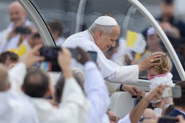 Pope Leo XIV Mass at Place de la Concorde - Paris RL Pope Leo XIV waves to the crowd from the Papamobile (popemobile) as he rides down the Champs-Elysees Avenue to arrive to celebrate a solemn outdoor mass at Place de la Concorde, central Paris, on September 26, 2026 on the second day of his visit to France. Pope Leo XIV celebrates an open-air mass for hundreds of thousands of believers on the Champs Elysees in Paris, after saying it was possible to live together in dignity and peace . Photo by Raphael Lafargue ABACAPRESS.COM Paris France  Copyright: xLafarguexRaphael ABACAx