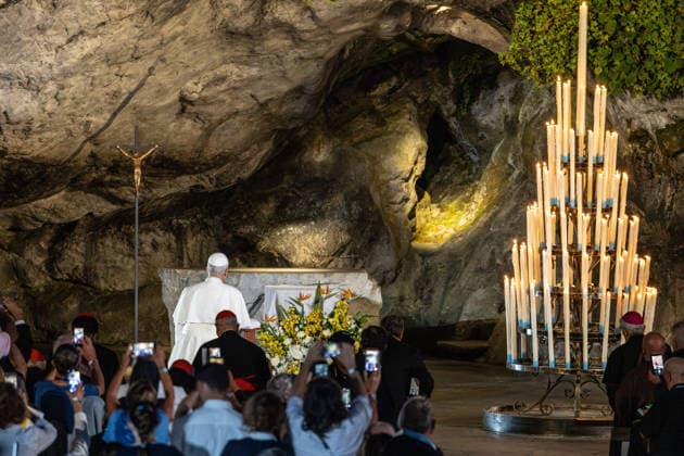 Visit to France of Pope Leo XIV - Prayer at Lourdes Sanctuary MLG Pope Leo XIV prays at the Grotto of the Apparitions at the Sanctuary of Our Lady of Lourdes during his historic apostolic journey, in Lourdes, France, on September 26, 2026. Photo by Margot Le Gonidec ABACAPRESS.COM Lourdes France  Copyright: xLexGonidecxMargot ABACAx