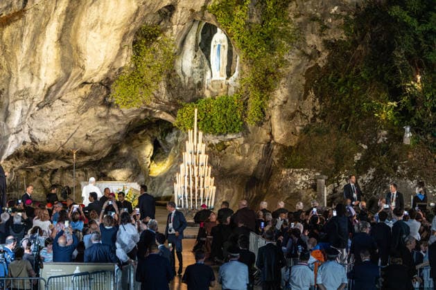 Visit to France of Pope Leo XIV - Prayer at Lourdes Sanctuary MLG Pope Leo XIV prays at the Grotto of the Apparitions at the Sanctuary of Our Lady of Lourdes during his historic apostolic journey, in Lourdes, France, on September 26, 2026. Photo by Margot Le Gonidec ABACAPRESS.COM Lourdes France  Copyright: xLexGonidecxMargot ABACAx