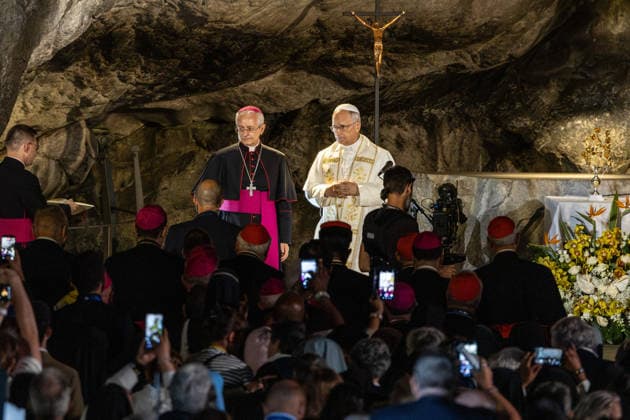 Visit to France of Pope Leo XIV - Prayer at Lourdes Sanctuary MLG Pope Leo XIV prays at the Grotto of the Apparitions at the Sanctuary of Our Lady of Lourdes during his historic apostolic journey, in Lourdes, France, on September 26, 2026. Photo by Margot Le Gonidec ABACAPRESS.COM Lourdes France  Copyright: xLexGonidecxMargot ABACAx