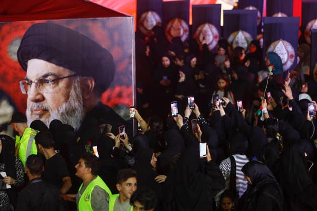 News Bilder des Tages #2 September 26, 2026, Beirut, Beirut, lebanon: Hezbollah supporters gather at the site in Beirut where former Hezbollah Secretary-General Hassan Nasrallah was assassinated, on the eve of the second anniversary of his assassination. Beirut lebanon - ZUMAb339 20260926_znp_b339_003 Copyright: xAbdulxKaderxAlxBayx