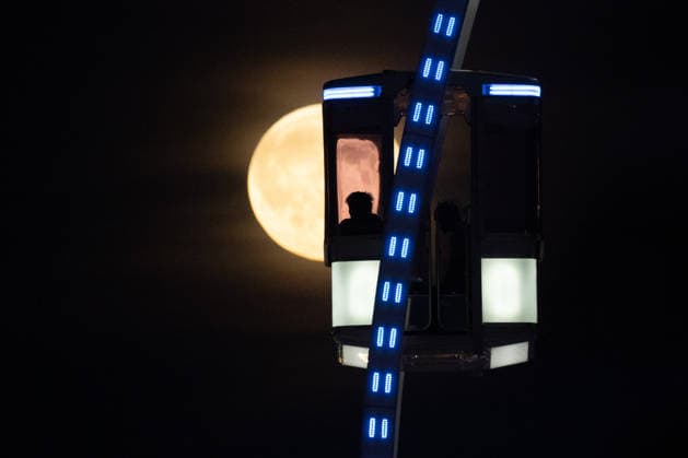 News Bilder des Tages #2 September 26, 2026, Frankfurt, Hesse, Germany: The September full moon, known as the Harvest Moon, rises behind a Ferris wheel during an autumn fun fair in Frankfurt am Main, Germany. Frankfurt Germany - ZUMAb332 20260926_zip_b332_008 Copyright: xMatiasxBasualdox
