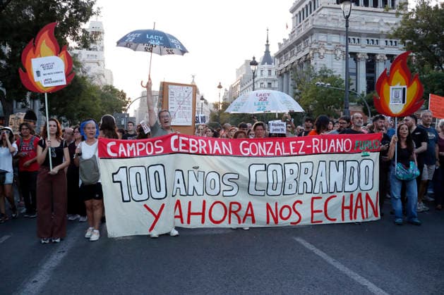September 26, 2026, Madrid, Community Of Madrid, Spain: Thousands of demonstrators march through central Madrid to protest the recent eviction of Maricarmen Abascal, an 87-year-old disabled woman, and demand urgent housing rights on Saturday, September 26, 2026, in Madrid, Spain. Organized by the Sindicato de Inquilinas (Tenants Union) under the slogan Ni una Maricarmen moÂ¡s (Not one more Maricarmen), the mobilization gathered tens of thousands of people. Protesters marched from Puerta del Sol to the Congress of Deputies, calling for the immediate approval of a government Maricarmen decree to freeze rent prices, ensure indefinite contracts, and prohibit evictions without alternative housing. The event, which included a call for a perm - ZUMAo127 20260926_zep_o127_080 Copyright: xHugoxOrtunox