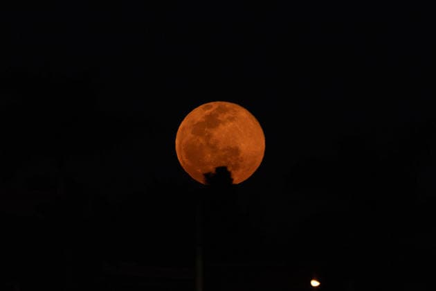 SAO JOSE DO RIO PRETO, BRAZIL - SEPTEMBER 26: A full moon rises over the city of Sao Jose do Rio Preto, Sao Paulo, Brazil, viewed from the Lago 3 area of the Municipal Reservoir on September 26, 2026. Sao Jose do Rio Preto Sao Paulo Brazil