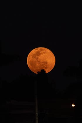 SAO JOSE DO RIO PRETO, BRAZIL - SEPTEMBER 26: A full moon rises over the city of Sao Jose do Rio Preto, Sao Paulo, Brazil, viewed from the Lago 3 area of the Municipal Reservoir on September 26, 2026. Sao Jose do Rio Preto Sao Paulo Brazil