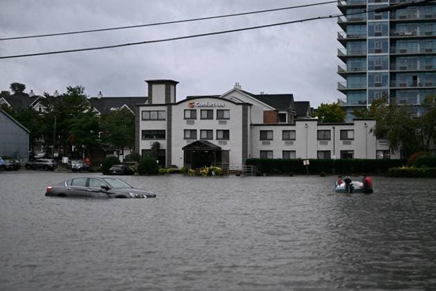 September 26, 2026, Edgewater, New Jersey, USA: Two people are seen on a boat near a vehicle that is submerged in flood waters in the parking lot of the Comfort Inn Edgewater on Hudson River during a nor easter storm in Edgewater, New Jersey, United States on Saturday, Sept. 26, 2026. Heavy rain and strong winds battered the northeastern United States as an unusually powerful autumn storm intensified, forcing the cancelation of hundreds of flights and leaving tens of thousands of people without power. New York, Boston and Philadelphia were all in the crosshairs of the Nor easter -- so labeled for its northeasterly winds -- as authorities warned of potential major flooding and road closures. Edgewater USA - ZUMAs197 20260926_aaa_s197_291 Copyright: xKylexMazzax