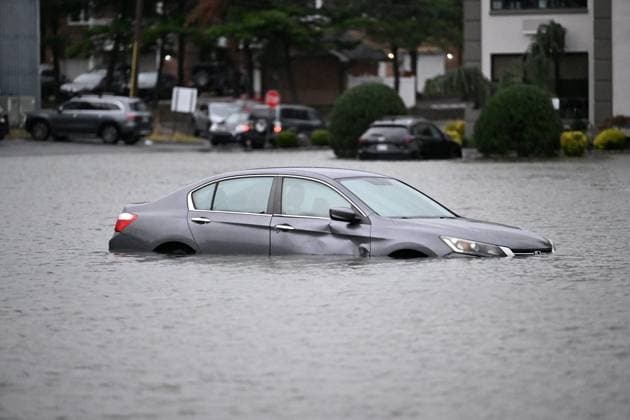 September 26, 2026, Edgewater, New Jersey, USA: A vehicle is seen submerged in flood waters in the parking lot of the Comfort Inn Edgewater on Hudson River during a nor easter storm in Edgewater, New Jersey, United States on Saturday, Sept. 26, 2026. Heavy rain and strong winds battered the northeastern United States as an unusually powerful autumn storm intensified, forcing the cancelation of hundreds of flights and leaving tens of thousands of people without power. New York, Boston and Philadelphia were all in the crosshairs of the Nor easter -- so labeled for its northeasterly winds -- as authorities warned of potential major flooding and road closures. Edgewater USA  - ZUMAs197 20260926_aaa_s197_283 Copyright: xKylexMazzax