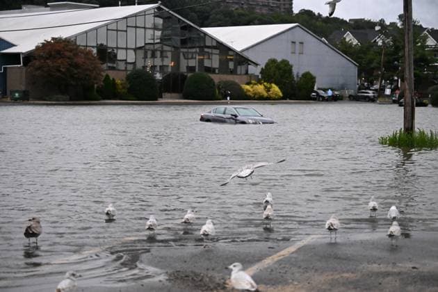 September 26, 2026, Edgewater, New Jersey, USA: A vehicle is seen submerged in flood waters in the parking lot of the Comfort Inn Edgewater on Hudson River during a nor easter storm in Edgewater, New Jersey, United States on Saturday, Sept. 26, 2026. Heavy rain and strong winds battered the northeastern United States as an unusually powerful autumn storm intensified, forcing the cancelation of hundreds of flights and leaving tens of thousands of people without power. New York, Boston and Philadelphia were all in the crosshairs of the Nor easter -- so labeled for its northeasterly winds -- as authorities warned of potential major flooding and road closures. Edgewater USA  - ZUMAs197 20260926_aaa_s197_284 Copyright: xKylexMazzax