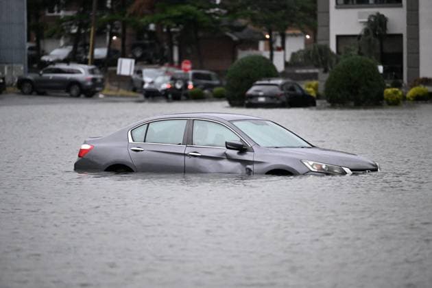 September 26, 2026, Edgewater, New Jersey, USA: A vehicle is seen submerged in flood waters in the parking lot of the Comfort Inn Edgewater on Hudson River during a nor easter storm in Edgewater, New Jersey, United States on Saturday, Sept. 26, 2026. Heavy rain and strong winds battered the northeastern United States as an unusually powerful autumn storm intensified, forcing the cancelation of hundreds of flights and leaving tens of thousands of people without power. New York, Boston and Philadelphia were all in the crosshairs of the Nor easter -- so labeled for its northeasterly winds -- as authorities warned of potential major flooding and road closures. Edgewater USA  - ZUMAs197 20260926_aaa_s197_285 Copyright: xKylexMazzax