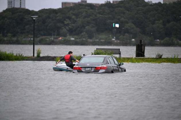 September 26, 2026, Edgewater, New Jersey, USA: A person is seen on a boat near a vehicle that is submerged in flood waters in the parking lot of the Comfort Inn Edgewater on Hudson River during a nor easter storm in Edgewater, New Jersey, United States on Saturday, Sept. 26, 2026. Heavy rain and strong winds battered the northeastern United States as an unusually powerful autumn storm intensified, forcing the cancelation of hundreds of flights and leaving tens of thousands of people without power. New York, Boston and Philadelphia were all in the crosshairs of the Nor easter -- so labeled for its northeasterly winds -- as authorities warned of potential major flooding and road closures. Edgewater USA  - ZUMAs197 20260926_aaa_s197_292 Copyright: xKylexMazzax
