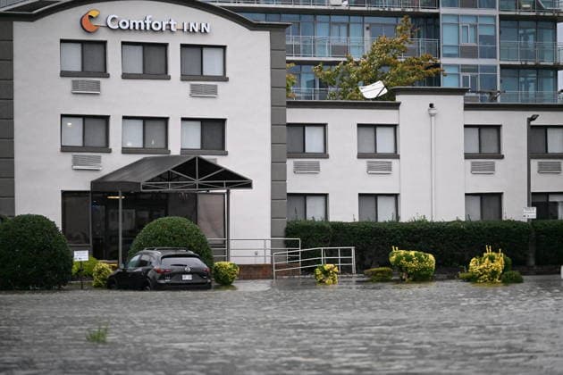 Nor easter storm submerges vehicles in northeastern US EDGEWATER, NEW JERSEY, USA - SEPTEMBER 26: A vehicle is seen submerged in floodwaters in the parking lot along the Hudson River during a nor easter storm in Edgewater, New Jersey, United States, on September 26, 2026. Heavy rain and strong winds battered the northeastern United States as an unusually powerful autumn storm intensified, forcing the cancellation of hundreds of flights and leaving tens of thousands of people without power. New York, Boston and Philadelphia were among the areas affected by the storm, as authorities warned of potential major flooding and road closures. Kyle Mazza Anadolu New Jersey United States. Editorial use only. Please get in touch for any other usage.  Copyright: x2026xAnadoluxKylexMazzax