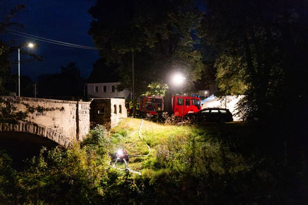 26.09.2026, GER, Aktuelles Blaulicht, Feuerwehreinsatz Brand Heuballen Am Abend wurde die Feuerwehr gegen 19:15 Uhr zunächst zu einem kleineren Brand alarmiert. Beim Eintreffen der ersten Einsatzkräfte stellte sich jedoch schnell heraus, dass es sich um ein größeres Brandereignis handelte. Daraufhin wurde die Lage als Großfeuer eingestuft und weitere Einsatzkräfte nachgefordert. Insgesamt standen rund 1.200 Heuballen in Brand. Eine besondere Herausforderung stellte die Sicherstellung der Löschwasserversorgung dar. Hierfür wurde unter anderem Wasser aus dem Fluss Hörschel entnommen. Zusätzlich kamen Traktoren mit Wassertanks sowie insgesamt sechs Tanklöschfahrzeuge zum Einsatz. Rund 110 Einsatzkräfte von Feuerwehr, Technische