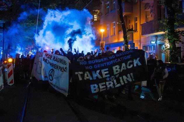 News Bilder des Tages #2 September 26, 2026, Berlin, Germany: BERLIN, GERMANY, SEPTEMBER 26, 2026: Demonstrators march through the Friedrichshain district of Berlin in support of the occupied building known as Hugohaus at GoÂ¼rtelstraoÅ¸e 39, following a police operation that removed the remaining occupants from the property. Around 200 people joined the demonstration, according to the photographer, protesting the police action and calling for the preservation of the occupied building. Police later dispersed the demonstration and detained one person. Berlin Germany - ZUMAq101 20260926_zna_q101_256 Copyright: xJessxFlomx