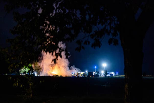 26.09.2026, GER, Aktuelles Blaulicht, Feuerwehreinsatz Brand Heuballen Am Abend wurde die Feuerwehr gegen 19:15 Uhr zunächst zu einem kleineren Brand alarmiert. Beim Eintreffen der ersten Einsatzkräfte stellte sich jedoch schnell heraus, dass es sich um ein größeres Brandereignis handelte. Daraufhin wurde die Lage als Großfeuer eingestuft und weitere Einsatzkräfte nachgefordert. Insgesamt standen rund 1.200 Heuballen in Brand. Eine besondere Herausforderung stellte die Sicherstellung der Löschwasserversorgung dar. Hierfür wurde unter anderem Wasser aus dem Fluss Hörschel entnommen. Zusätzlich kamen Traktoren mit Wassertanks sowie insgesamt sechs Tanklöschfahrzeuge zum Einsatz. Rund 110 Einsatzkräfte von Feuerwehr, Technische