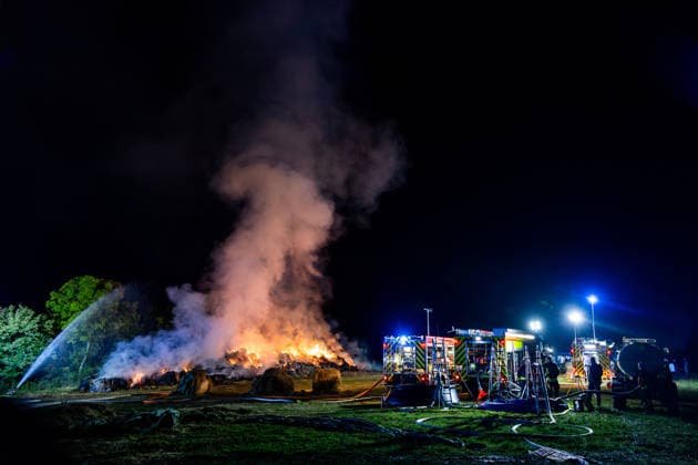 26.09.2026, GER, Aktuelles Blaulicht, Feuerwehreinsatz Brand Heuballen Am Abend wurde die Feuerwehr gegen 19:15 Uhr zunächst zu einem kleineren Brand alarmiert. Beim Eintreffen der ersten Einsatzkräfte stellte sich jedoch schnell heraus, dass es sich um ein größeres Brandereignis handelte. Daraufhin wurde die Lage als Großfeuer eingestuft und weitere Einsatzkräfte nachgefordert. Insgesamt standen rund 1.200 Heuballen in Brand. Eine besondere Herausforderung stellte die Sicherstellung der Löschwasserversorgung dar. Hierfür wurde unter anderem Wasser aus dem Fluss Hörschel entnommen. Zusätzlich kamen Traktoren mit Wassertanks sowie insgesamt sechs Tanklöschfahrzeuge zum Einsatz. Rund 110 Einsatzkräfte von Feuerwehr, Technische