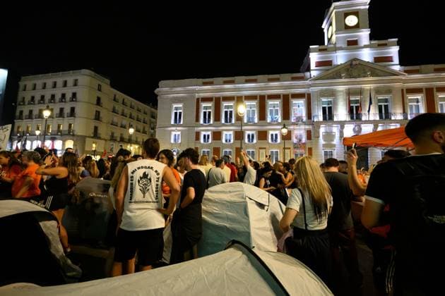 Housing protesters set up camp in Madrid after anti-eviction march MADRID, SPAIN, SEPTEMBER 26, 2026: Demonstrators march through central Madrid during a protest against evictions organized by the Sindicato de Inquilinas e Inquilinos de Madrid. The demonstration began at Puerta del Sol and ended outside the Congress of Deputies, with protesters demanding stronger housing protections following the eviction earlier in the week of 87-year-old Maricarmen Abascal. After the march, protesters erected tents at Puerta del Sol as a housing protest encampment began in the square. Madrid Spain Copyright: x xTomasxCallex xJNAxPressx