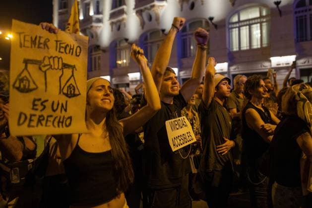 Thousands rally against housing crisis and evictions in Madrid MADRID, SPAIN, SEPTEMBER 26, 2026: Demonstrators march through central Madrid during a protest against the housing crisis and evictions, following the forced eviction earlier in the week of 87-year-old Maricarmen Abascal from her longtime home in the Spanish capital. Thousands joined the demonstration calling for stronger housing protections and measures against evictions. Madrid MADRID Spain Copyright: x xC.xCarvajalx xJNAxPressx