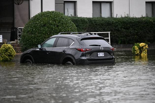 September 26, 2026, Edgewater, New Jersey, USA: A vehicle is seen submerged in flood waters in the parking lot of the Comfort Inn Edgewater on Hudson River during a nor easter storm in Edgewater, New Jersey, United States on Saturday, Sept. 26, 2026. Heavy rain and strong winds battered the northeastern United States as an unusually powerful autumn storm intensified, forcing the cancelation of hundreds of flights and leaving tens of thousands of people without power. New York, Boston and Philadelphia were all in the crosshairs of the Nor easter -- so labeled for its northeasterly winds -- as authorities warned of potential major flooding and road closures. Edgewater USA - ZUMAs197 20260926_aaa_s197_295 Copyright: xKylexMazzax