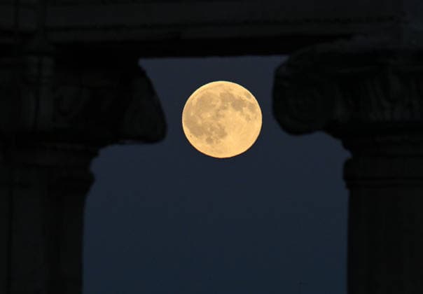(260926) -- ROME, Sept. 26, 2026 -- A moon is seen near the Imperial Forum in Rome, Italy, Sept. 26, 2026. (Photo by Xinhua) ITALY-ROME-MOON AlbertoxLingria 