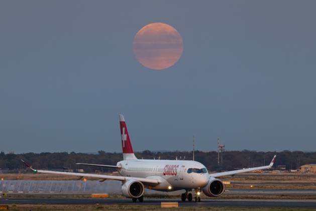Vollmond Der Vollmond geht auf über dem Frankfurter Flughafen. Frankfurt am Main Flughafen Hessen Deutschland
