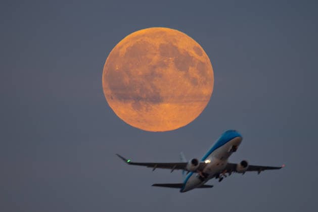 Vollmond Ein Flugzeug fliegt kurz nach dem Abflug vom Frankfurter Flughafen vor dem gerade aufgegangenen Vollmond vorbei. Frankfurt am Main Flughafen Hessen Deutschland