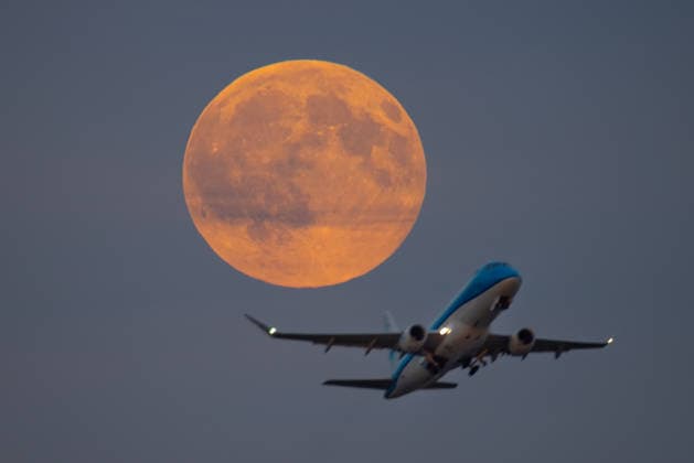 Vollmond Ein Flugzeug fliegt kurz nach dem Abflug vom Frankfurter Flughafen vor dem gerade aufgegangenen Vollmond vorbei. Frankfurt am Main Flughafen Hessen Deutschland