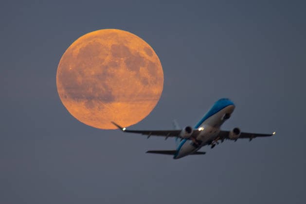 Vollmond Ein Flugzeug fliegt kurz nach dem Abflug vom Frankfurter Flughafen vor dem gerade aufgegangenen Vollmond vorbei. Frankfurt am Main Flughafen Hessen Deutschland
