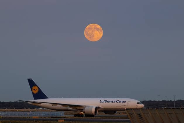 Vollmond Der Vollmond geht auf über dem Frankfurter Flughafen. Frankfurt am Main Flughafen Hessen Deutschland
