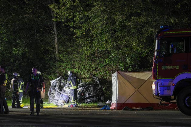 Zwei Menschen sterben bei schwerem Crash in Wuppertal-Elberfeld ++ Zwei Menschen sterben bei schwerem Crash in Wuppertal ++ Bei einem schweren Verkehrsunfall in Wuppertal sind am Samstagabend (26.09.2026) zwei Menschen ums Leben gekommen. Ein 64 Jahre alter Autofahrer und seine 59-jährige Beifahrerin erlagen noch an der Unfallstelle ihren schweren Verletzungen. Nach bisherigen Erkenntnissen ereignete sich der Unfall gegen 18:50 Uhr im Bereich der Anschlussstelle Wuppertal-Elberfeld an der Opphofer Straße. Der Fahrer des Suzuki Jimny hatte zuvor die A46 verlassen. Aus bislang ungeklärter Ursache kam das Fahrzeug anschließend von der Fahrbahn ab, überquerte einen Grünstreifen und gelangte auf die gegenüberliegende Straßenseite in de