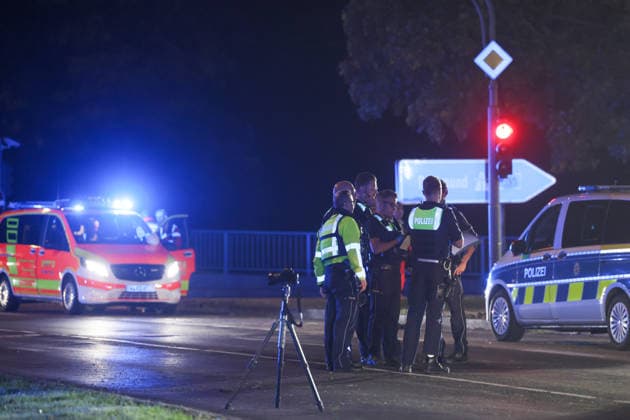 Zwei Menschen sterben bei schwerem Crash in Wuppertal-Elberfeld ++ Zwei Menschen sterben bei schwerem Crash in Wuppertal ++ Bei einem schweren Verkehrsunfall in Wuppertal sind am Samstagabend (26.09.2026) zwei Menschen ums Leben gekommen. Ein 64 Jahre alter Autofahrer und seine 59-jährige Beifahrerin erlagen noch an der Unfallstelle ihren schweren Verletzungen. Nach bisherigen Erkenntnissen ereignete sich der Unfall gegen 18:50 Uhr im Bereich der Anschlussstelle Wuppertal-Elberfeld an der Opphofer Straße. Der Fahrer des Suzuki Jimny hatte zuvor die A46 verlassen. Aus bislang ungeklärter Ursache kam das Fahrzeug anschließend von der Fahrbahn ab, überquerte einen Grünstreifen und gelangte auf die gegenüberliegende Straßenseite in de
