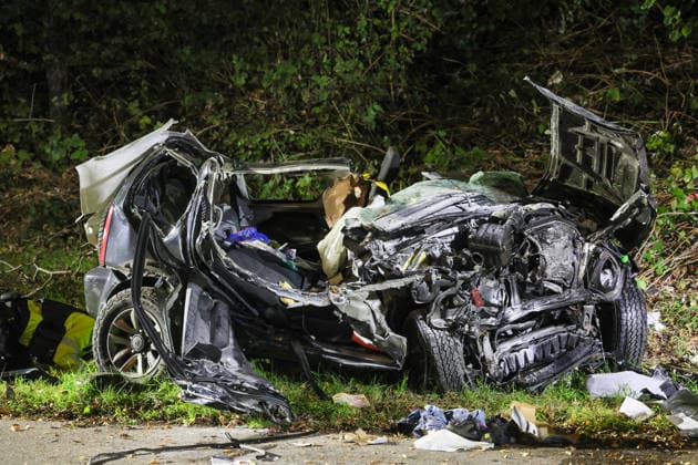 Zwei Menschen sterben bei schwerem Crash in Wuppertal-Elberfeld ++ Zwei Menschen sterben bei schwerem Crash in Wuppertal ++ Bei einem schweren Verkehrsunfall in Wuppertal sind am Samstagabend (26.09.2026) zwei Menschen ums Leben gekommen. Ein 64 Jahre alter Autofahrer und seine 59-jährige Beifahrerin erlagen noch an der Unfallstelle ihren schweren Verletzungen. Nach bisherigen Erkenntnissen ereignete sich der Unfall gegen 18:50 Uhr im Bereich der Anschlussstelle Wuppertal-Elberfeld an der Opphofer Straße. Der Fahrer des Suzuki Jimny hatte zuvor die A46 verlassen. Aus bislang ungeklärter Ursache kam das Fahrzeug anschließend von der Fahrbahn ab, überquerte einen Grünstreifen und gelangte auf die gegenüberliegende Straßenseite in de