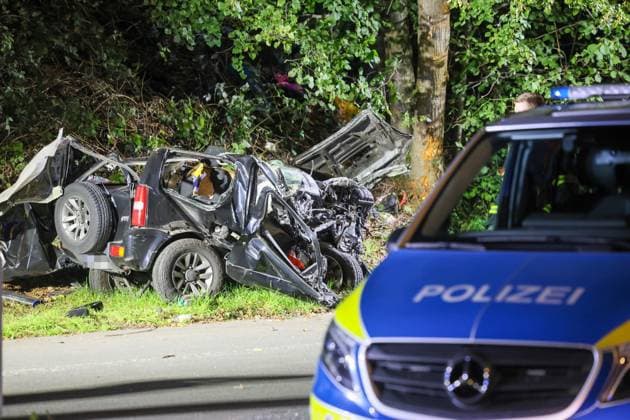 Zwei Menschen sterben bei schwerem Crash in Wuppertal-Elberfeld ++ Zwei Menschen sterben bei schwerem Crash in Wuppertal ++ Bei einem schweren Verkehrsunfall in Wuppertal sind am Samstagabend (26.09.2026) zwei Menschen ums Leben gekommen. Ein 64 Jahre alter Autofahrer und seine 59-jährige Beifahrerin erlagen noch an der Unfallstelle ihren schweren Verletzungen. Nach bisherigen Erkenntnissen ereignete sich der Unfall gegen 18:50 Uhr im Bereich der Anschlussstelle Wuppertal-Elberfeld an der Opphofer Straße. Der Fahrer des Suzuki Jimny hatte zuvor die A46 verlassen. Aus bislang ungeklärter Ursache kam das Fahrzeug anschließend von der Fahrbahn ab, überquerte einen Grünstreifen und gelangte auf die gegenüberliegende Straßenseite in de