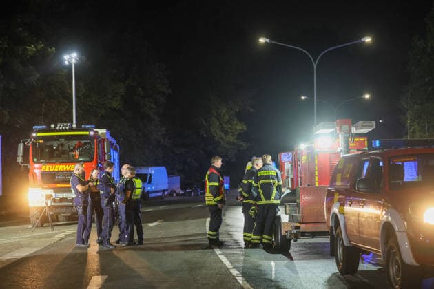 Zwei Menschen sterben bei schwerem Crash in Wuppertal-Elberfeld ++ Zwei Menschen sterben bei schwerem Crash in Wuppertal ++ Bei einem schweren Verkehrsunfall in Wuppertal sind am Samstagabend (26.09.2026) zwei Menschen ums Leben gekommen. Ein 64 Jahre alter Autofahrer und seine 59-jährige Beifahrerin erlagen noch an der Unfallstelle ihren schweren Verletzungen. Nach bisherigen Erkenntnissen ereignete sich der Unfall gegen 18:50 Uhr im Bereich der Anschlussstelle Wuppertal-Elberfeld an der Opphofer Straße. Der Fahrer des Suzuki Jimny hatte zuvor die A46 verlassen. Aus bislang ungeklärter Ursache kam das Fahrzeug anschließend von der Fahrbahn ab, überquerte einen Grünstreifen und gelangte auf die gegenüberliegende Straßenseite in de