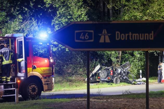 Zwei Menschen sterben bei schwerem Crash in Wuppertal-Elberfeld ++ Zwei Menschen sterben bei schwerem Crash in Wuppertal ++ Bei einem schweren Verkehrsunfall in Wuppertal sind am Samstagabend (26.09.2026) zwei Menschen ums Leben gekommen. Ein 64 Jahre alter Autofahrer und seine 59-jährige Beifahrerin erlagen noch an der Unfallstelle ihren schweren Verletzungen. Nach bisherigen Erkenntnissen ereignete sich der Unfall gegen 18:50 Uhr im Bereich der Anschlussstelle Wuppertal-Elberfeld an der Opphofer Straße. Der Fahrer des Suzuki Jimny hatte zuvor die A46 verlassen. Aus bislang ungeklärter Ursache kam das Fahrzeug anschließend von der Fahrbahn ab, überquerte einen Grünstreifen und gelangte auf die gegenüberliegende Straßenseite in de