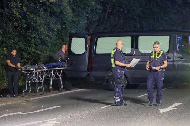 Zwei Menschen sterben bei schwerem Crash in Wuppertal-Elberfeld ++ Zwei Menschen sterben bei schwerem Crash in Wuppertal ++ Bei einem schweren Verkehrsunfall in Wuppertal sind am Samstagabend (26.09.2026) zwei Menschen ums Leben gekommen. Ein 64 Jahre alter Autofahrer und seine 59-jährige Beifahrerin erlagen noch an der Unfallstelle ihren schweren Verletzungen. Nach bisherigen Erkenntnissen ereignete sich der Unfall gegen 18:50 Uhr im Bereich der Anschlussstelle Wuppertal-Elberfeld an der Opphofer Straße. Der Fahrer des Suzuki Jimny hatte zuvor die A46 verlassen. Aus bislang ungeklärter Ursache kam das Fahrzeug anschließend von der Fahrbahn ab, überquerte einen Grünstreifen und gelangte auf die gegenüberliegende Straßenseite in de