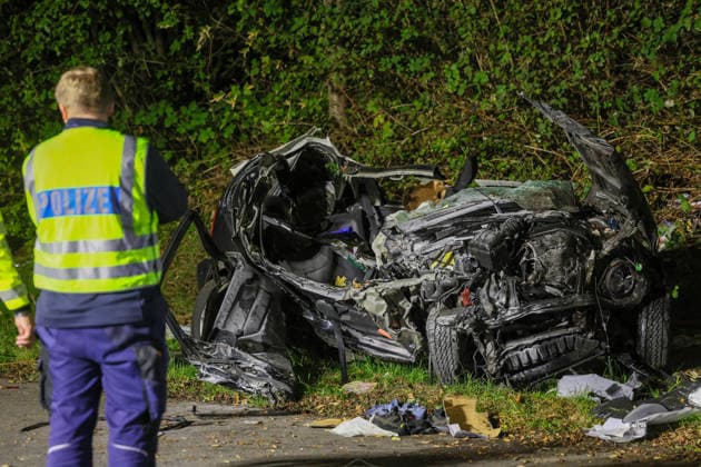 Zwei Menschen sterben bei schwerem Crash in Wuppertal-Elberfeld ++ Zwei Menschen sterben bei schwerem Crash in Wuppertal ++ Bei einem schweren Verkehrsunfall in Wuppertal sind am Samstagabend (26.09.2026) zwei Menschen ums Leben gekommen. Ein 64 Jahre alter Autofahrer und seine 59-jährige Beifahrerin erlagen noch an der Unfallstelle ihren schweren Verletzungen. Nach bisherigen Erkenntnissen ereignete sich der Unfall gegen 18:50 Uhr im Bereich der Anschlussstelle Wuppertal-Elberfeld an der Opphofer Straße. Der Fahrer des Suzuki Jimny hatte zuvor die A46 verlassen. Aus bislang ungeklärter Ursache kam das Fahrzeug anschließend von der Fahrbahn ab, überquerte einen Grünstreifen und gelangte auf die gegenüberliegende Straßenseite in de