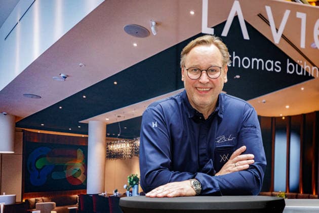 26.09.2026. Düsseldorf. Spitzenkoch Thomas Bühner im Foodcourt beim Rheinische Post Talk in den Schadow Arkaden im Rahmen der Düsseldorfer Chefs in Town. Düsseldorf Schadow Arkaden Nordrhein-Westfalen Deutschland