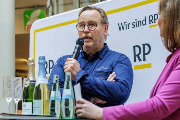 26.09.2026. Düsseldorf. Spitzenkoch Thomas Bühner im Foodcourt beim Rheinische Post Talk in den Schadow Arkaden im Rahmen der Düsseldorfer Chefs in Town. Düsseldorf Schadow Arkaden Nordrhein-Westfalen Deutschland