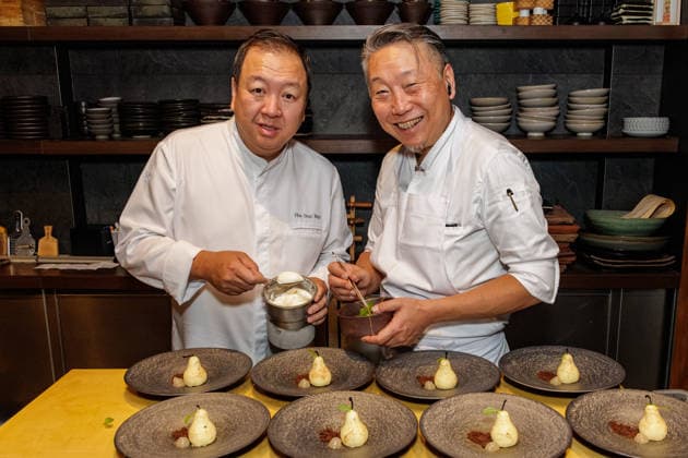 26.09.2026. Düsseldorf. Zwei Namen der japanisch geprägten Gastronomie treffen bei Düsseldorfs Chefs in Town aufeinander: The Duc Ngo (l) aus Berlin und Yoshi Nagaya (r) aus Düsseldorf vereinen ihre unterschiedlichen Küchenstile zu einem besonderen Menü. Düsseldorf Yoshi by Nagaya, Kreuzstraße Nordrhein-Westfalen Deutschland