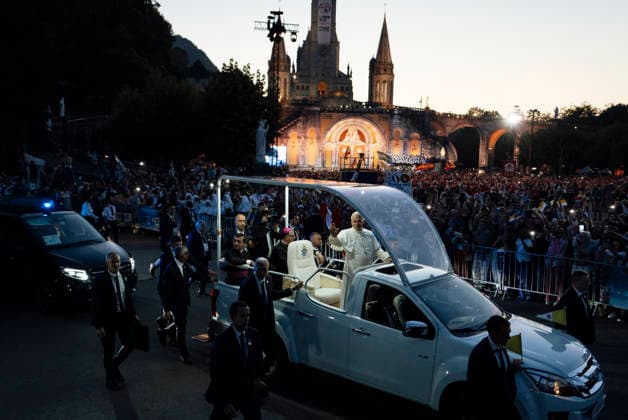 The arrival of King Louis XIV in Lourdes. Pope Leo XIV is in Lourdes as a pilgrim, among pilgrims from all over the world. At this shrine, where the sick, the frail, and those who suffer take center stage, he wishes to inspire hope and faith. Having already visited twice in his youth, he returns to a place that has shaped his spiritual journey. Pope Leo XIV’s visit to France and UNESCO France, Lourdes, September 26, 2027. Photograph by Patricia Huchot Boissier Staface. Arrival of Leo XIV in Lourdes. Pope Leo XIV is in Lourdes as a pilgrim, among pilgrims from all over the world. At this shrine, where the sick, the vulnerable, and those who suffer take center stage, he wishes to inspire hope and faith. Having already visited twice in his yo Copyright: xPatriciaxHuchot-Boissierx xStarfacex STAR_459960_001