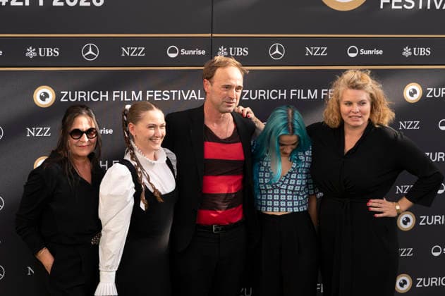 Jeanne Lapoirie, Carmen Walker, Dominik Locher, Mirjam Skal und Reta Guetg bei der Premiere des Kinofilms Enjoy Your Stay auf dem 22. Zurich Film Festival im Kinokoni. Zürich, 26.09.2026