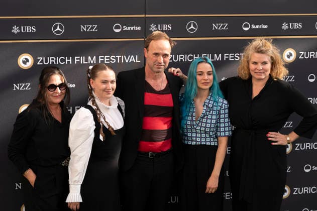 Jeanne Lapoirie, Carmen Walker, Dominik Locher, Mirjam Skal und Reta Guetg bei der Premiere des Kinofilms Enjoy Your Stay auf dem 22. Zurich Film Festival im Kinokoni. Zürich, 26.09.2026