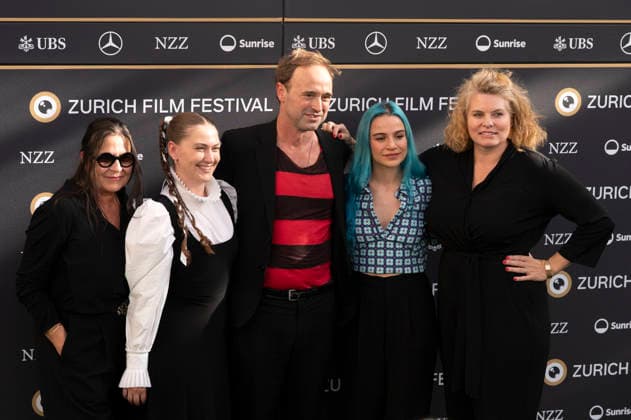 Jeanne Lapoirie, Carmen Walker, Dominik Locher, Mirjam Skal und Reta Guetg bei der Premiere des Kinofilms Enjoy Your Stay auf dem 22. Zurich Film Festival im Kinokoni. Zürich, 26.09.2026