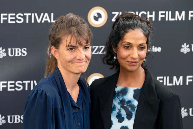 Shalini Adnani mit Gast bei der Premiere des Kinofilms Our Share of Sand auf dem 22. Zurich Film Festival im Kinokoni. Zürich, 26.09.2026