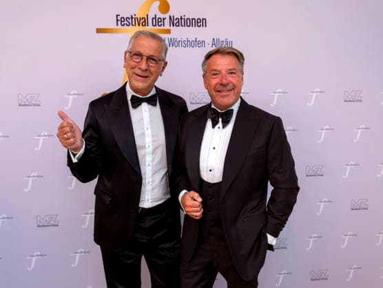 26.09.2026, Internationales Klassikfestival: Festival der Nationen 2026, im Kurhaus Bad Wörishofen (Unterallgäu), Vor dem Eröffnungskonzert mit Sol Gabetta, VIP-Empfang der Ehrengäste, Sänger Patrick Lindner (re) mit Ehemann Peter Schäfer (li) 26.09.2026, Klassikfestival Bad Wörishofen 26.09.2026, Klassikfestival Bad Wörishofen