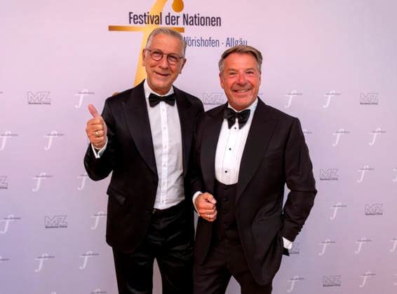 26.09.2026, Internationales Klassikfestival: Festival der Nationen 2026, im Kurhaus Bad Wörishofen (Unterallgäu), Vor dem Eröffnungskonzert mit Sol Gabetta, VIP-Empfang der Ehrengäste, Sänger Patrick Lindner (re) mit Ehemann Peter Schäfer (li) 26.09.2026, Klassikfestival Bad Wörishofen 26.09.2026, Klassikfestival Bad Wörishofen